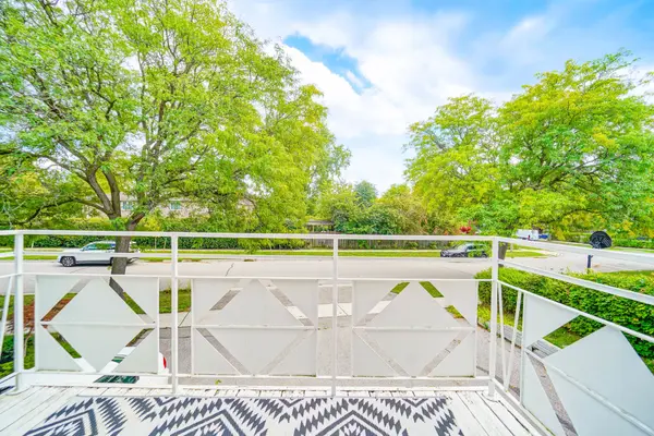 Toronto C15, ON M2M 2Z7,8 Topaz Gate