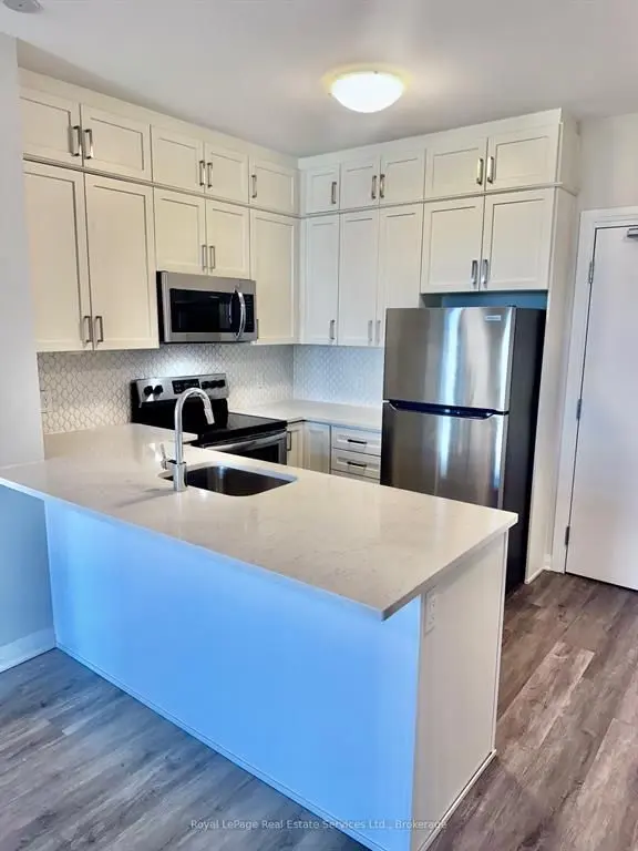 Oakville, ON L6M 5N4,95 Dundas ST W #511