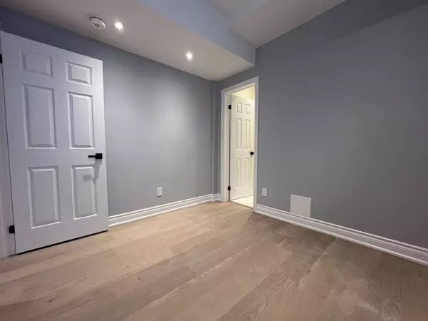 Toronto W06, ON M8V 1C3,2386 Lake Shore BLVD W #203