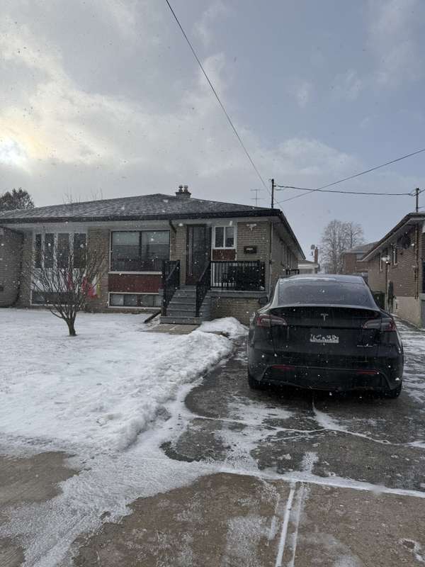130 Duncanwoods DR, Toronto W05, ON M9L 2E1
