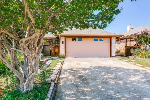 922 Boxwood Drive,  Lewisville,  TX 75067