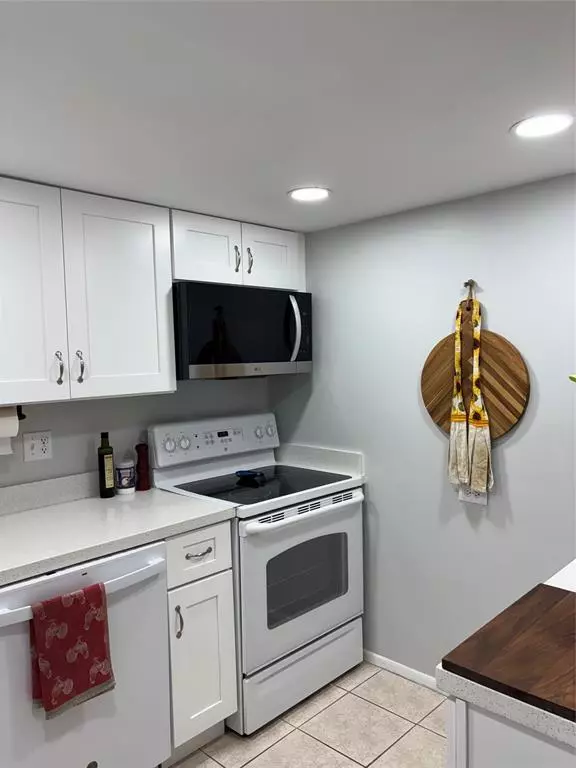 Lauderhill, FL 33319,3650 Inverrary Dr #1B