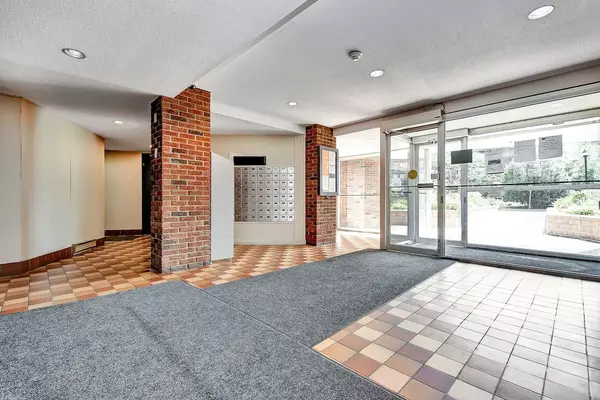 Beacon Hill North - South And Area, ON K1J 7V7,2041 Arrowsmith DR #401C