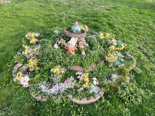 Creswell, OR 97426,335 HOLBROOK LN