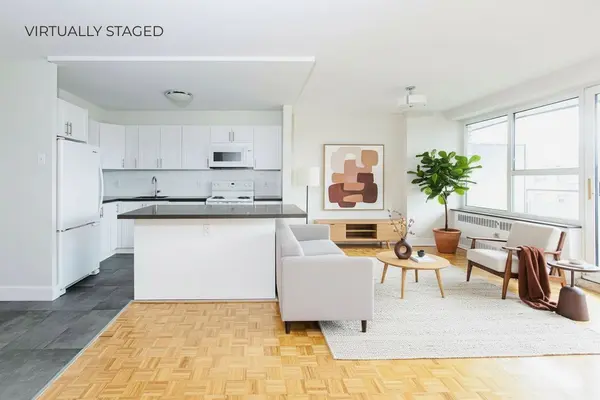 10 Shallmar BLVD #204, Toronto C04, ON M5N 1J4