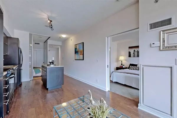 Toronto C01, ON M5V 1T8,21 Nelson ST #731