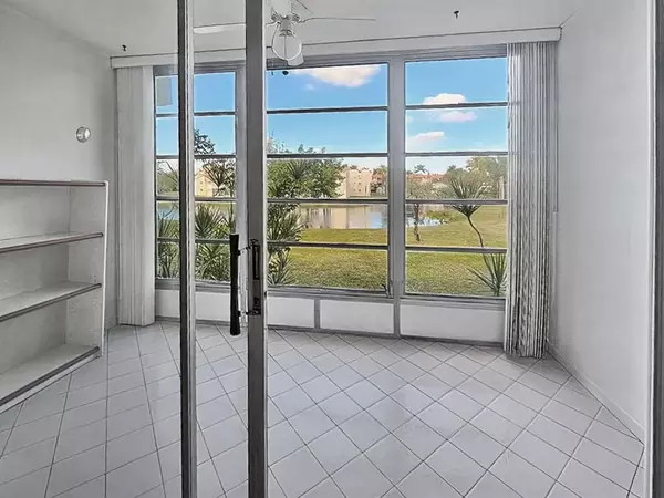 3051 Sunrise Lakes Dr #203, Fort Lauderdale, FL 33322