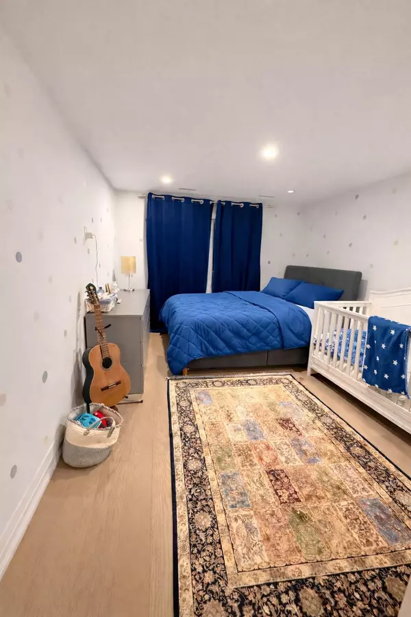 Toronto W06, ON M8W 1J1,10 Dominion RD