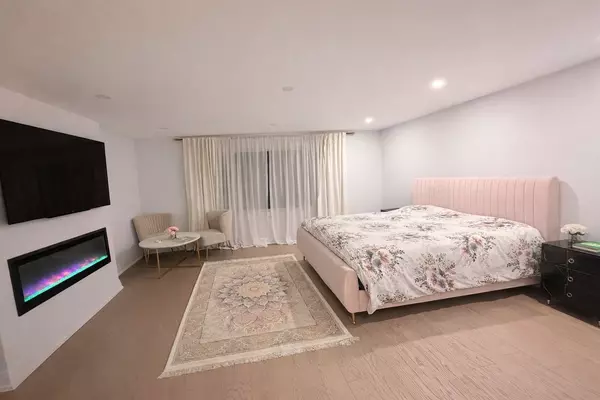 Toronto W06, ON M8W 1J1,10 Dominion RD