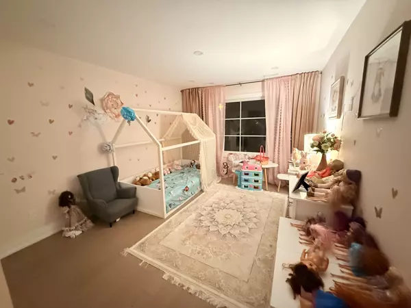 Toronto W06, ON M8W 1J1,10 Dominion RD