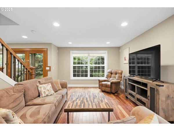 602 FRANKTON RD, Hood River, OR 97031
