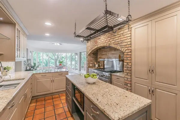 1306 Riverview Drive,  Arlington,  TX 76012