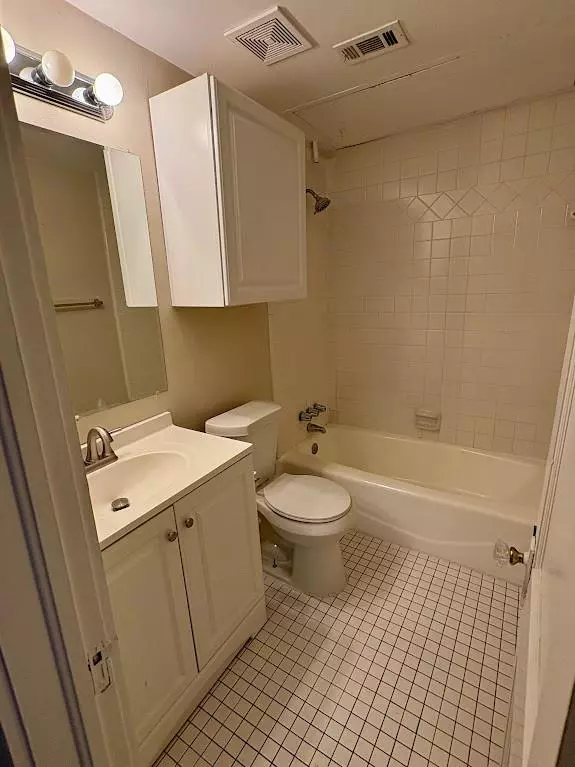 Dallas, TX 75208,901 N Bishop Avenue #B