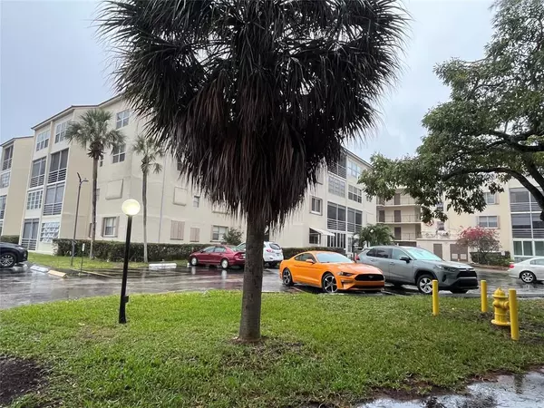 2871 Somerset Dr #105, Lauderdale Lakes, FL 33311