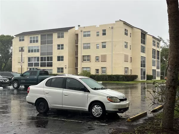 Lauderdale Lakes, FL 33311,2871 Somerset Dr #105