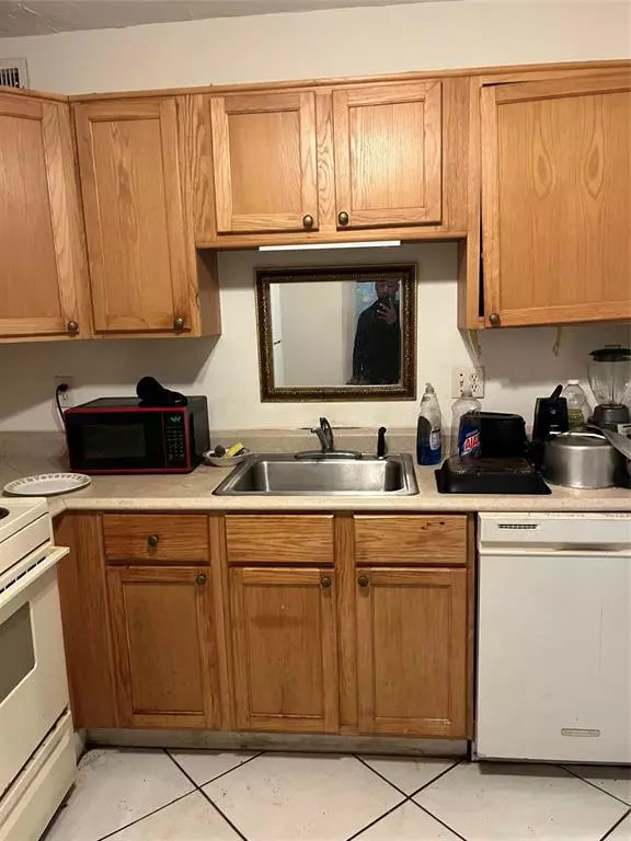 Lauderdale Lakes, FL 33311,2871 Somerset Dr #105