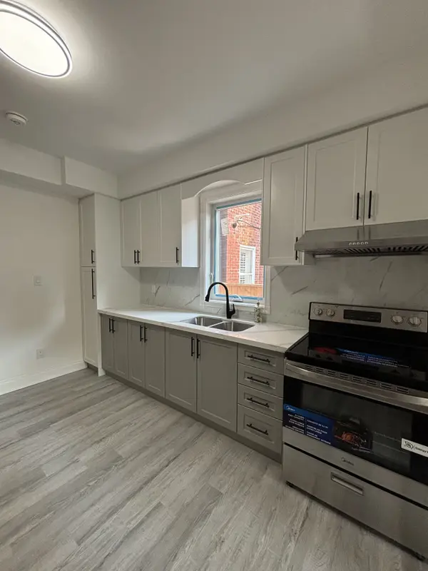 Toronto C01, ON M6G 2Y6,262 clinton ST #201