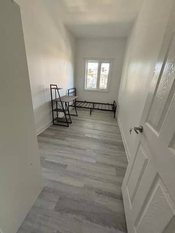 Toronto C01, ON M6G 2Y6,262 clinton ST #201