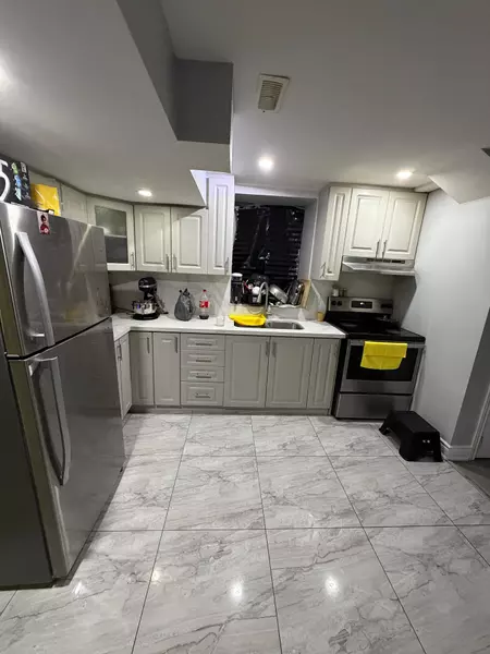 15 Troyer ST N, Brampton, ON L7A 4T4