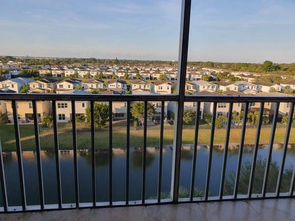 1101 Crystal Lake Dr #704, Deerfield Beach, FL 33064