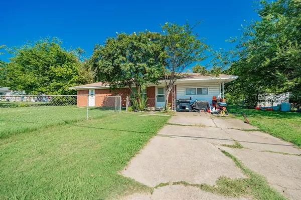 909 E 9th Street, Kemp, TX 75143