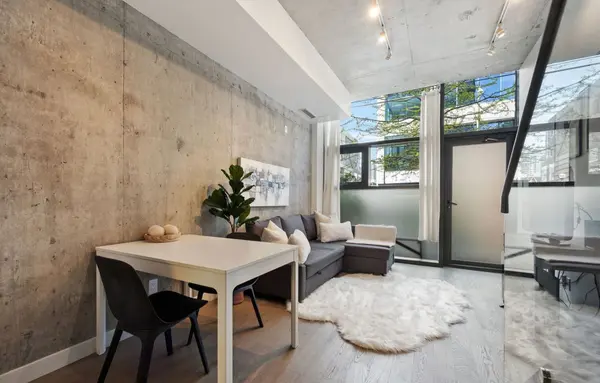 Toronto C01, ON M5V 0G3,25 Stafford ST #TH9