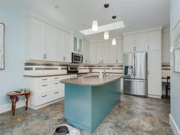 Saanich, BC V8X 5E7,4318 Emily Carr Dr #44