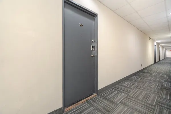 Mississauga, ON L5C 2V3,3025 The Credit Woodlands RD #325