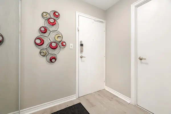 Mississauga, ON L5C 2V3,3025 The Credit Woodlands RD #325