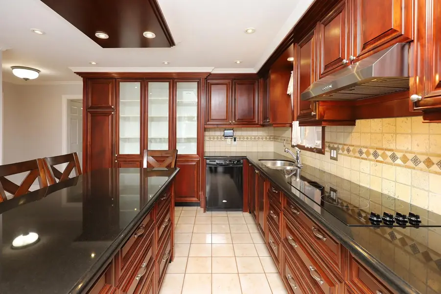 1086 Hedge DR, Mississauga, ON L4Y 1G2