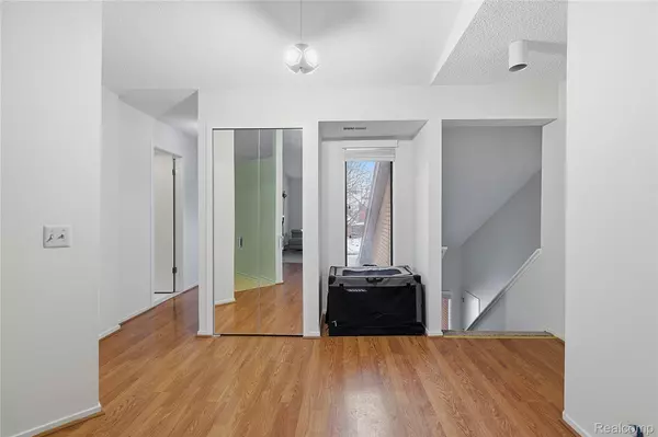 West Bloomfield, MI 48322,6700 Ridgefield CIR #201