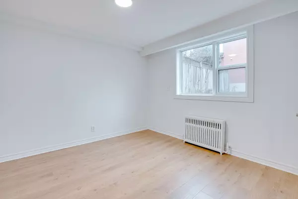 Toronto C03, ON M6C 2A8,104 Gloucester GRV #PH1