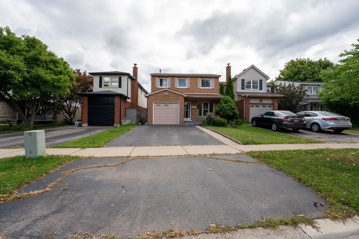 Burlington, ON L7M 3H4,2247 Silverbirch CT