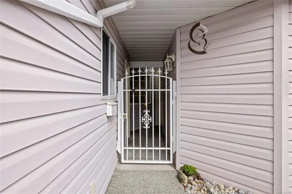 Ladysmith, BC V9G 1B8,100 First Ave #3