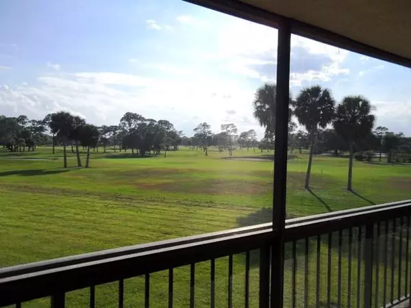 9440 Meadowood Dr #205, Fort Pierce, FL 34951