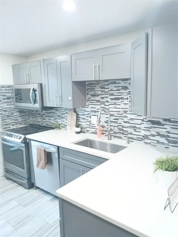 Lauderhill, FL 33319,4170 Inverrary Dr #412