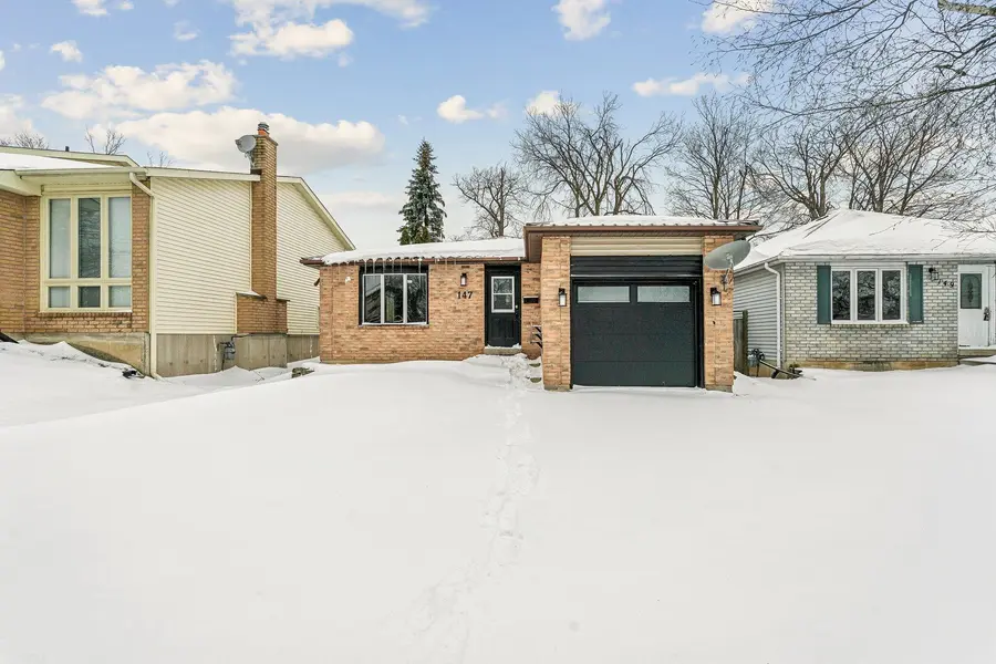 147 Hickling TRL, Barrie, ON L4M 5T7