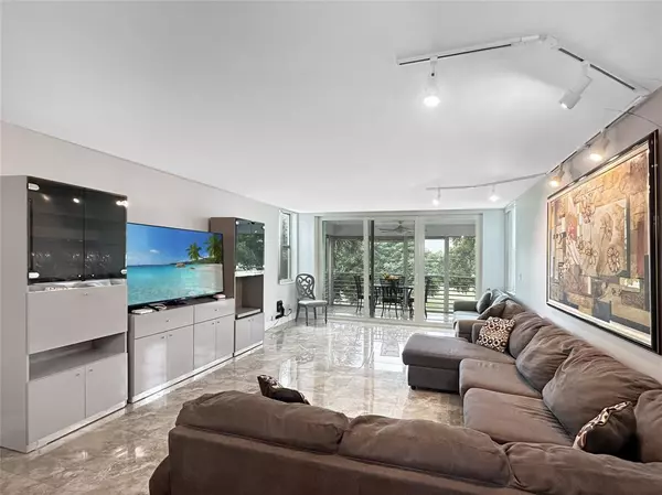 3505 Oaks Way #310, Pompano Beach, FL 33069