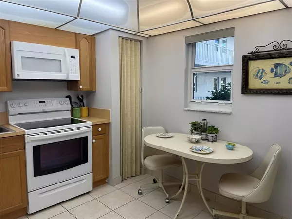 Lauderdale By The Sea, FL 33308,4629 Poinciana St #211