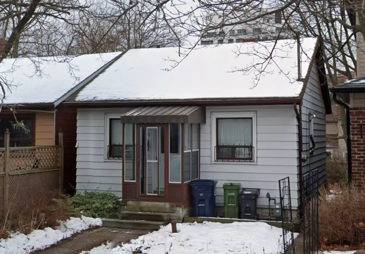 Toronto E06, ON M1N 1V7,23 Beachdale AVE