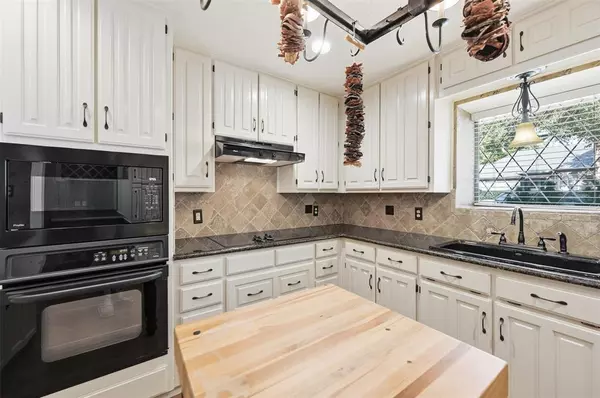 Arlington, TX 76016,4306 Essex Court