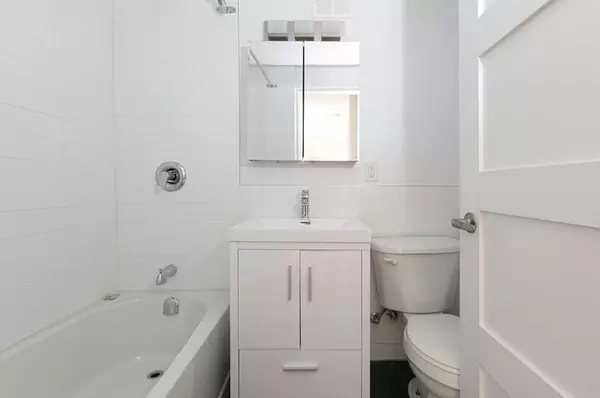 Toronto C02, ON M4V 1Z8,95 Lawton BLVD #307