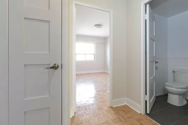 Toronto C02, ON M4V 1Z8,95 Lawton BLVD #307