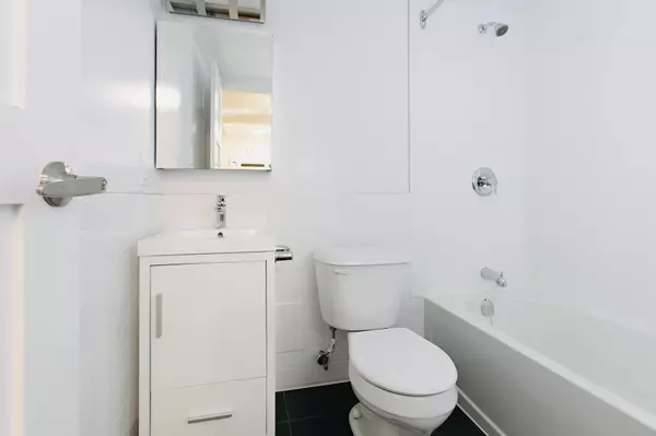 Toronto C03, ON M5P 2K8,990 Avenue RD #302