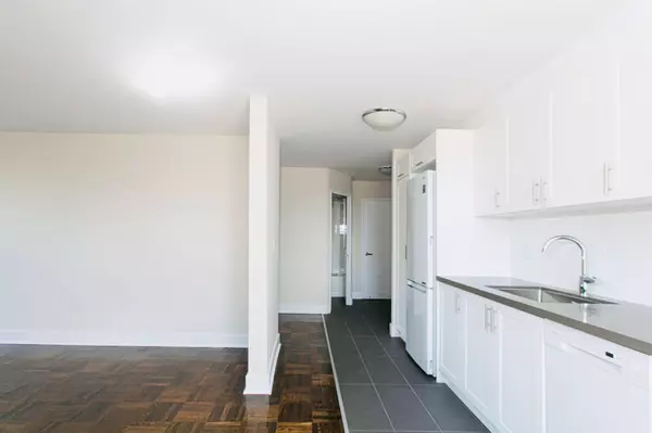 Toronto C03, ON M5P 2K8,990 Avenue RD #302