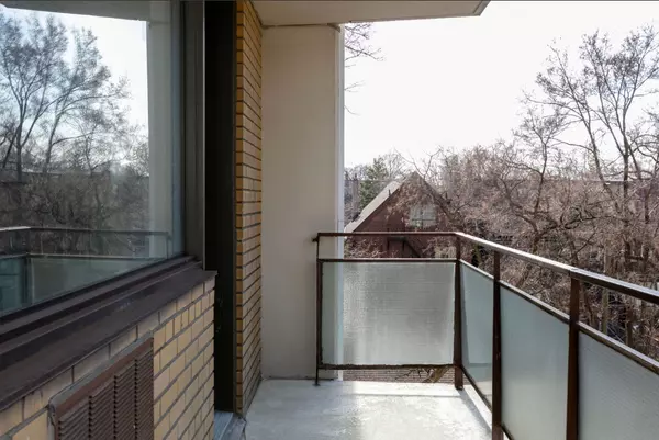 Toronto C02, ON M5R 2P6,276 St George ST #903