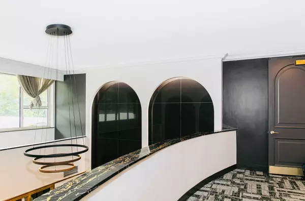 Toronto C04, ON M5N 1J4,10 Shallmar BLVD #701