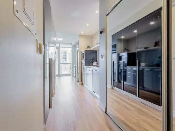 Toronto C01, ON M5V 2V6,38 Dan Leckie WAY #2102