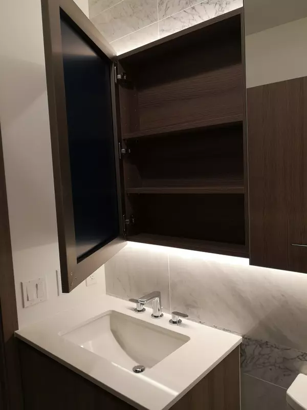 Toronto C01, ON M5V 0N1,17 Bathurst ST #4112