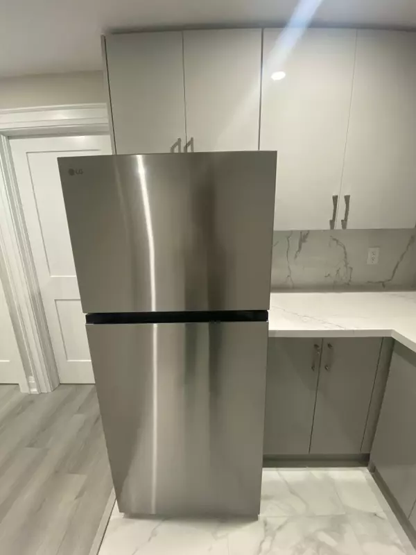 Toronto E06, ON L3R 1N3,519A Warden AVE